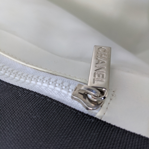 Chanel Valentine vintage tote featuring Chanel charms design motif - Picture 11 of 16